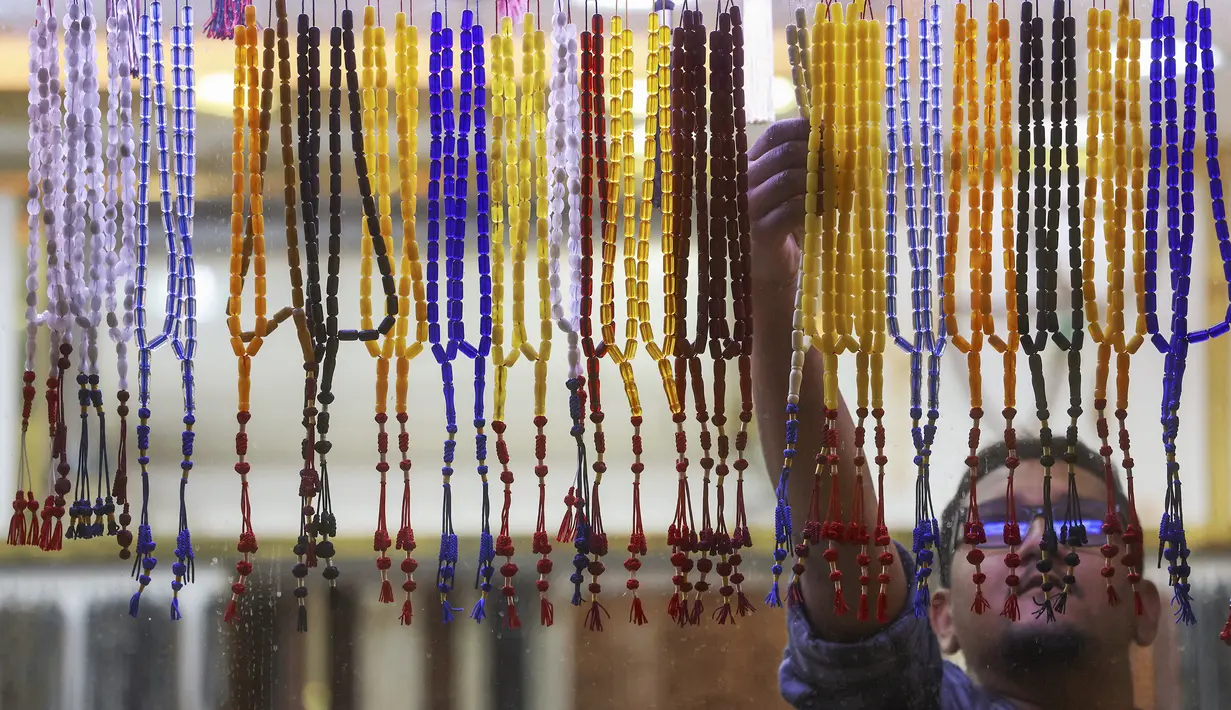 Seorang pedagang memajang tasbih di sebuah pasar di Kota Kuwait, selama bulan suci Ramadhan, pada 26 Maret 2023. (AFP/YASSER AL-ZAYYAT)