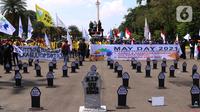 Puluhan nisan berjejer rapi di sekitar area Monas, Jakarta, pada Hari Buruh Internasional, Sabtu (1/5/2021). Nisan hitam itu dihiasi tulisan yang mewakili perasaan para buruh, Antara lain RIP PHK Murah, Bebasnya Outsourcing, RIP Cuti Hamil, RIP Satuan Upah-Perjam. (Liputan6.com/Angga Yuniar)