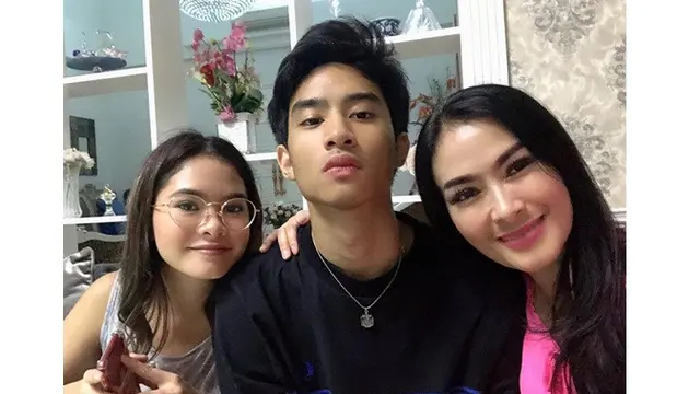 Potret 7 Artis Wanita dengan Putranya, Bak Kakak Adik