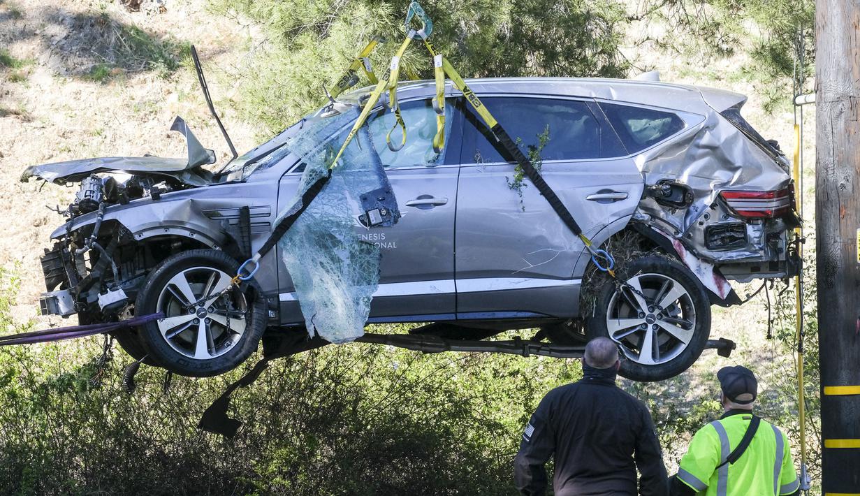 Akibat kecelakaan itu, kendaraan Woods mengalami kerusakan parah. (Foto: AP/Ringo H.W. Chiu)