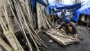 Seorang warga Suku Baduy Luar membuat anyaman dari bambu di depan rumah bekas kebakaran Suku Baduy Luar Kampung Cisaban II, Desa Kanekes, Banten, Kamis (01/6). (Liputan6.com/Fery Pradolo)