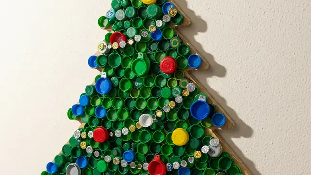 Model Pohon Natal dari Barang Bekas