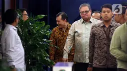 Sesaat sebelum pertemuan dengan pihak KPK, Menko Bidang Perekonomian, Airlangga Hartarto mengaku akan membicarakan perihal tarif dagang yang ditetapkan Amerika Serikat kepada Indonesia. Tampak dalam foto, Menteri Koordinator (Menko) Bidang Perekonomian, Airlangga Hartarto (tengah) berjalan menuju pintu keluar Gedung Merah Putih Komisi Pemberantasan Korupsi (KPK), Jakarta, Rabu (14/1/2026). (Liputan6.com/Helmi Fithriansyah)