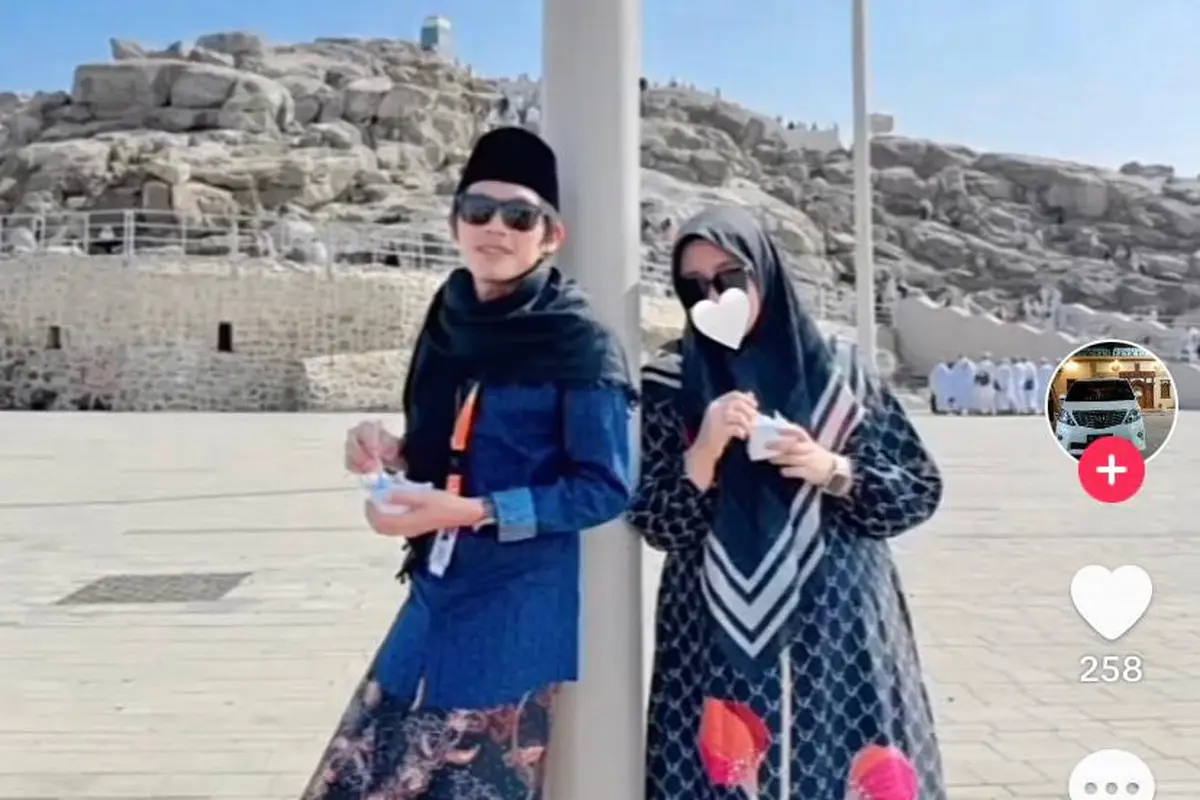 Momen Gus Iqdam dan Ning Nila berfoto di Tanah Suci, di sela pelaksanaan ibadah umrah. (Foto: Istimewa)