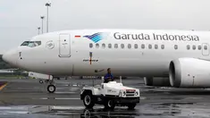 Teknisi mengendarai mobil melewati pesawat Boeing 737 Max 8 Garuda Indonesia yang terparkir di Bandara Soekarno Hatta, Tangerang, Rabu (13/3). Pemerintah menetapkan pelarangan permanen untuk pesawat Boeing 737 Max 8 terbang. (REUTERS/Willy Kurniawan)