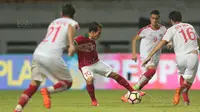 Gaya Egy Maulana Vikri melewati adangan para pemain Suriah U-23 pada laga persahabatan di Stadion Wibawa Mukti, Bekasi, Rabu (16/11/2017). Indonesia kalah 2-3. (Bola.com/NIcklas Hanoatubun)