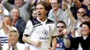 Gelandang Tottenham Hotspur Luka Modric seusai mencetak gol ke gawang Stoke City dalam lanjutan Liga Premier di White Hart Lane, 9 April 2011. AFP PHOTO/IAN KINGTON