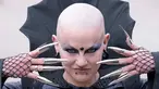 Seorang peserta dengan kostum nyentrik hadir dalam Wave Gothic Festival (WGT) di Leipzig, Jerman, 19 Mei 2018. Festival Wave and Goth adalah festival tahunan dunia untuk "dark" musik dan seni. (AP Photo/Jens Meyer)