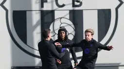 Diketahui, kedua tim sama-sama tampil konsisten di liga domestik, namun masih tertahan di papan tengah klasemen Liga Champions musim 2025-2026. Tampak dalam foto, penyerang Barcelona asal Polandia, Robert Lewandowski; bek Barcelona asal Prancis Jules Kounde; dan gelandang Barcelona asal Belanda, Frenkie De Jong (dari kiri ke kanan)  mengikuti sesi latihan jelang matchday 5 Liga Champions 2025-2026 melawan Chelsea di lapangan latihan Joan Gamper di Sant Joan Despi, pada Senin 24 November 2025. (Lluis GENE/AFP)