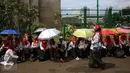 Persatuan Guru Seluruh Indonesia mengelar Aksi di Gedung DPR/MPR, Jakarta, Kamis (12/1). Mereka juga menuntut tunjangan sertifikasi bagi guru agama yang bernaung di Kemenag yang hingga kini belum terbayar. (Liputan6.com/Johan Tallo)