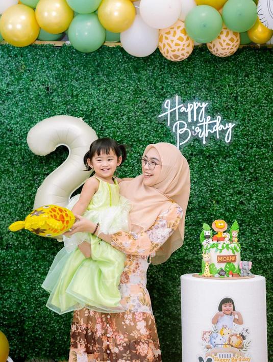 Meski digelar sederhana, acara ultah Moana berjalan dengan penuh keceriaan. Dalam momen ini, Ria Ricis tampil menawan sangat keibuan dengan busana motif bunga dan kacamata yang menghiasi wajahnya. YouTuber 29 tahun itu tampak sangat bersemangat merayakan ultah sang putri. (Liputan6.com/IG/@riaricis1795)