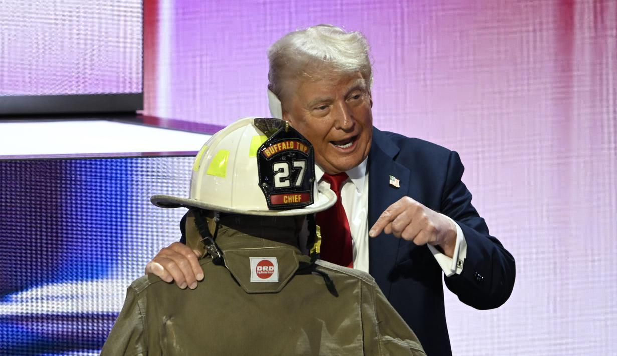 Mantan presiden itu, yang menjadi emosional saat menceritakan penembakan tersebut, meminta ruang konvensi mengheningkan cipta untuk menghormati teman kita, Corey. (ANDREW CABALLERO-REYNOLDS / AFP)