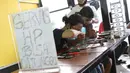 Aktivitas penjual jasa perbaikan telepon genggam di sekitar Mall Pusat Grosir Cililitan, Jakarta, Kamis (14/5/2020). Menurut salah satu penjual jasa, aktivitas mereka disebabkan penutupan Mall Pusat Grosir Cililitan sebagai imbas pemberlakuan PSBB.  (Liputan6.com/Helmi Fithriansyah)