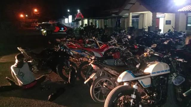 Kendaraan Yang Di Tilang Berada Di Kantor Polisi. (Minggu, 14/03/2021). (Dokumentasi Satlantas Polres Serkot).