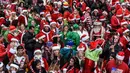 Para pengunjung yang berpakaian seperti karakter liburan berpartisipasi dalam acara tahunan SantaCon pub crawl pada 9 Desember 2023 di New York City. (Stephanie Keith/Getty Images/AFP)