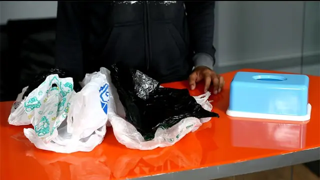 Berikut ini cara praktis untuk merapikan plastik bekas tanpa dibuang