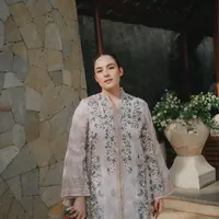 Hadir di pernikahan BCL bersama sang suami, Chelsea Islan kenakan kebaya encim warna nude dengan bordir simple  [@chelseaislan]