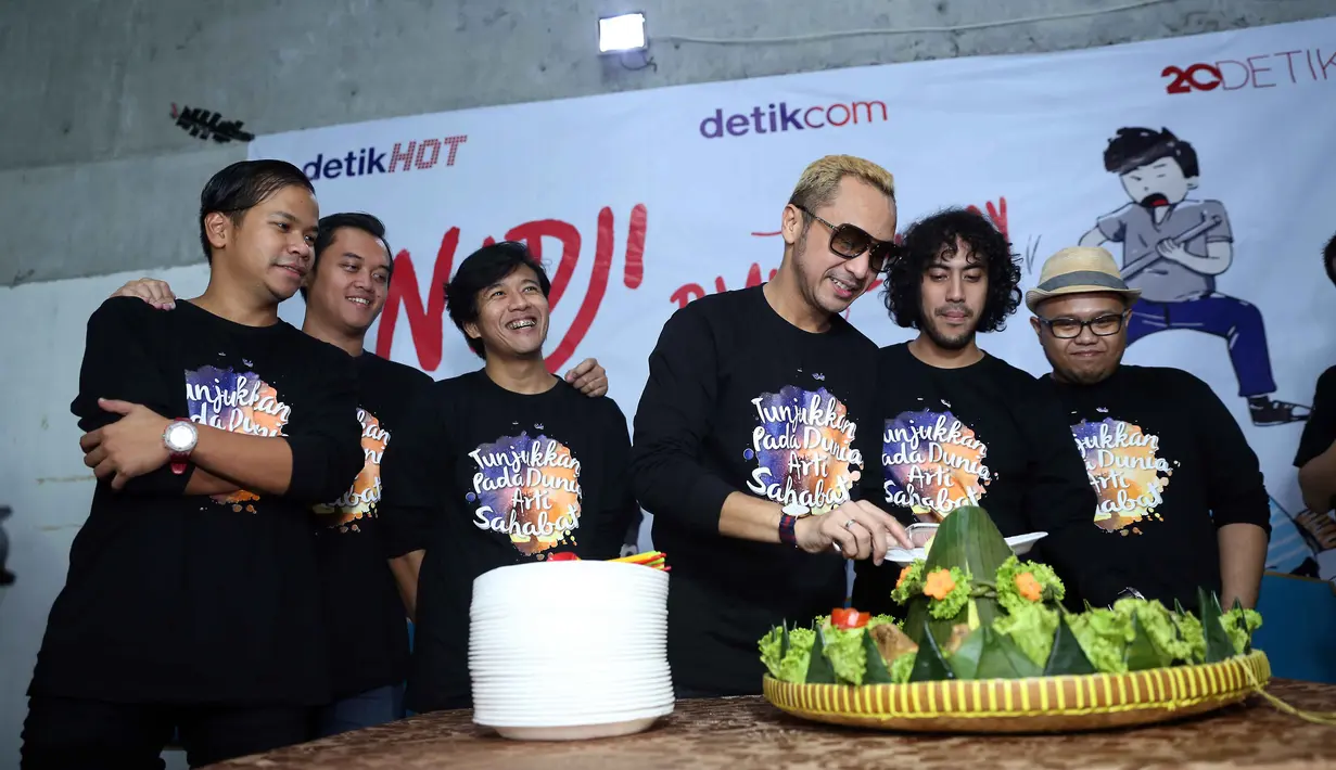 Grup yang dibentuk sejak 2002 ini, menggelar syukuran di Kuningan City Mall, Kuningan, Jakarta Selatan, Jumat (26/2/2016). (Nurwahyunan/Bintang.com)