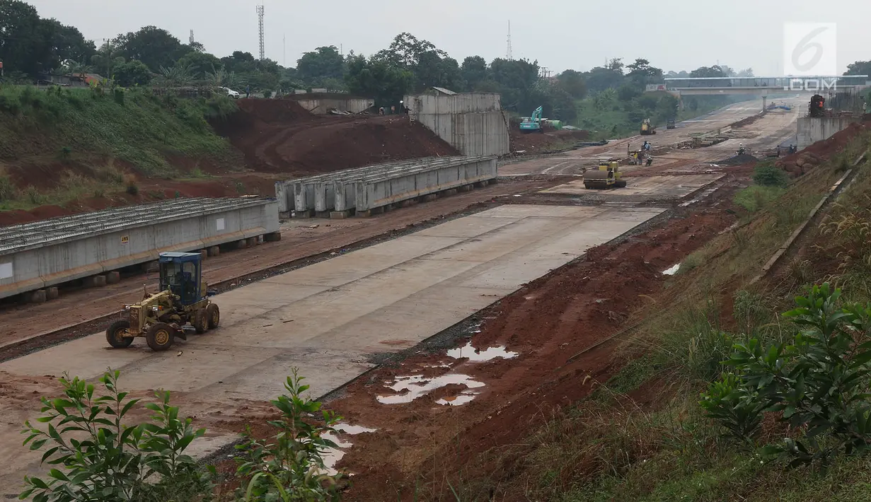 Suasana pembangunan proyek jalan tol Cijago Seksi II di kawasan Depok, Jawa Barat, Senin (2/10). Kendala pembebasan lahan membuat jalan bebas hambatan sejauh 14,6 km itu baru mentok di belakang Kampus UI. (Liputan6.com/Immanuel Antonius)