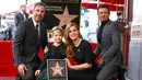Amy Adams bersama keluarga dan rekannya dalam film Arrival, Jeremy Renner berpose dengan plakat penghargaan dari Hollywood Walk of Fame di Los Angeles, AS, Kamis (12/1). (AP Photo/ Rich Fury)