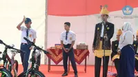 Jokowi membagi-bagikan sepeda untuk warga dan pelajar di Kabupaten Tanah Bumbu, Kalimantan Selatan, Minggu (7/5/2017). (Biro Pers Istana)