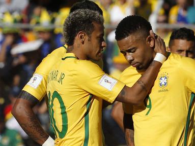 Pemain Brazil, Neymar (kiri) menenangkan rekannya Gabriel Jesus saat timnya hanya bermain imbang lawan Bolivia pada laga kualifikasi Piala Dunia 2018 zona CONMEBOL di La Paz, Bolivia, (5/10/2017). Brasil bermain imbang 0-0. (AP/Leo Correa)