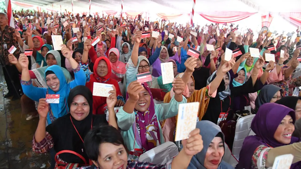 Kunjungan Kerja ke Palembang, Jokowi Bagikan 1.700 KIP dan 994 PKH