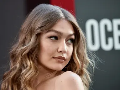 Model Gigi Hadid berpose saat tiba menghadiri pemutaran perdana "Ocean's 8" di Alice Tully Hall di New York, AS  (5/6). Gigi Hadid tampil cantik dan seksi dengan balutan gaun Vera Wang hitam dengan belahan paha tinggi. (AP Photo/Evan Agostini)