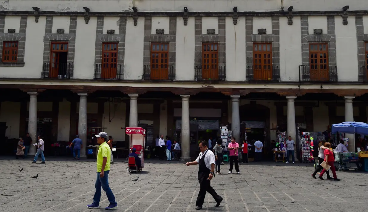 Suasana di Santo Domingo Square, Meksiko, (23/8). Notaris yang berada di pinggir jalan ini menerima jasa menulis surat terkait hukum perdata, lamaran kerja, wasiat, bahkan surat cinta. (AFP PHOTO/ALFREDO ESTRELLA)