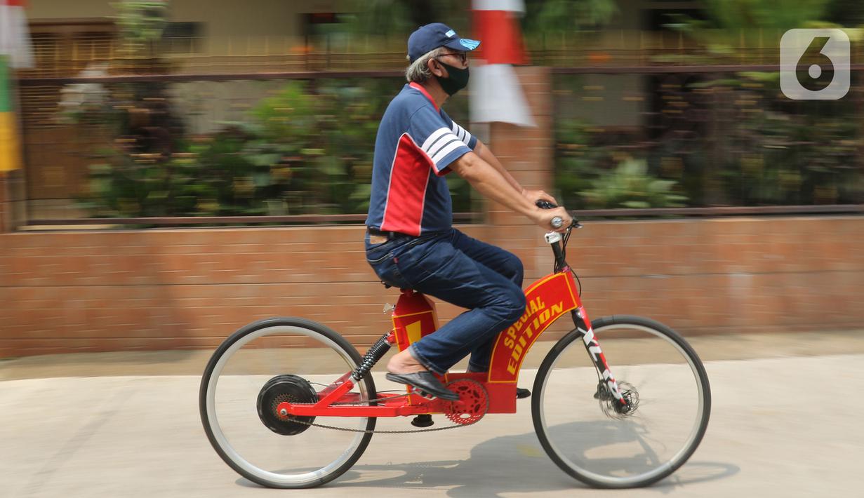 Mujahid (60) sedang gowes dengan sepeda listrik di kawasan Pondok Gede, Bekasi, Jawa Barat, (15/9/2020). Sepeda listrik sigma berkapasitas 1.000 watt tersebut mampu menempuh jarak 60 Km dengan harga perakitan sebesar Rp 10 Juta. (Liputan6.com/Herman Zakharia)