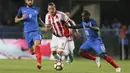 Gelandang Prancis, N'Golo Kante, berebut bola dengan pemain Paraguay, Federico Santander pada laga uji coba di Stadion Roazhon Park, Rennes (02/06/17). Prancis menang 5-0. (AP/David Vincent)