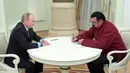 Aktor AS, Steven Seagal menandatangani paspor miliknya yang diberikan Presiden Vladimir Putin di Kremlin di Moskow, Rusia,(25/11). Diketahui Steven mempunyai hubungan dekat dengan Vladimir Putin dan Rusia. (Sputnik/Kremlin/Alexei Druzhinin via REUTERS)