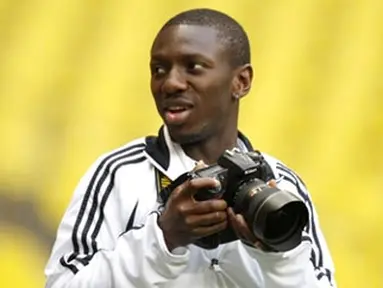 Chelsea&#039;s English midfielder Shaun Wright-Phillips takes a picture during a training session at the Luzhniki stadium in Moscow on the eve of the Champions league final football match against Manchester United on May 20, 2008. AFP PHOTO/Adrian Dennis