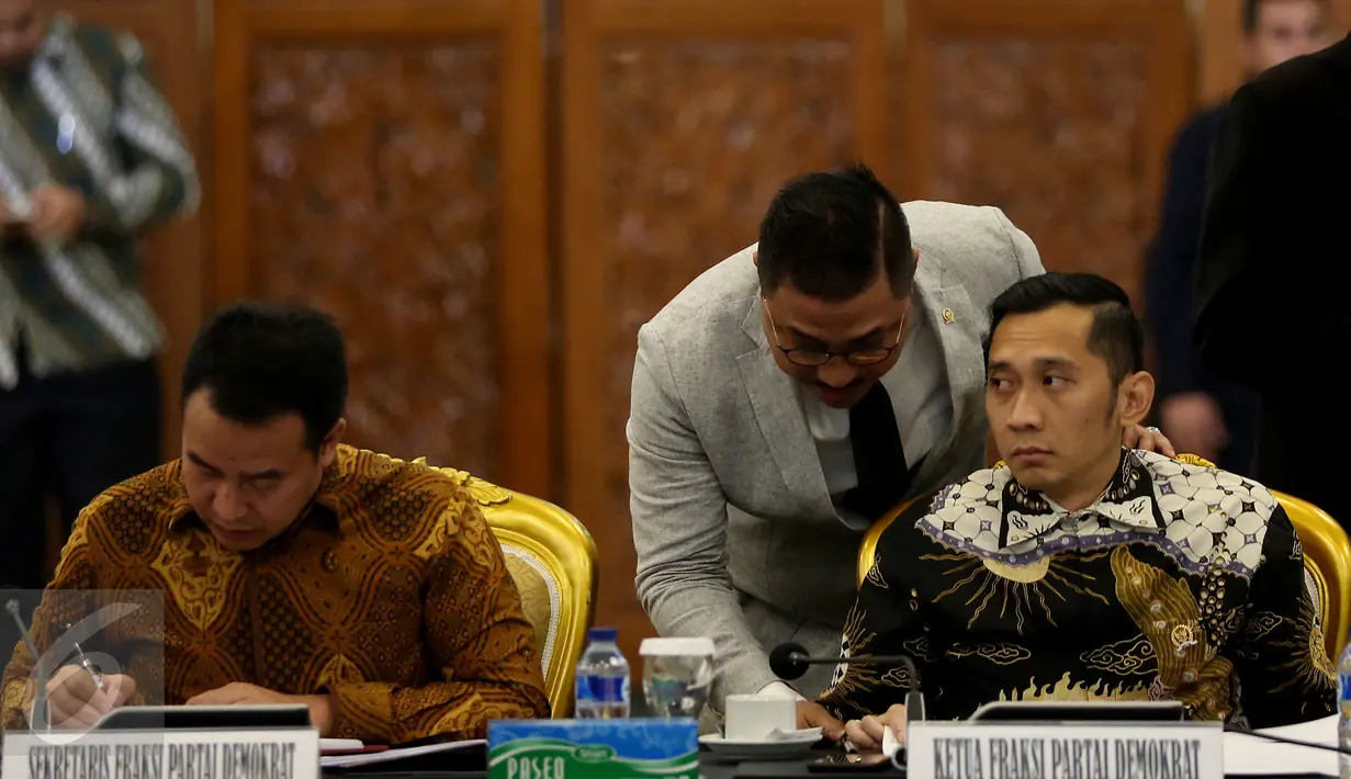 Anggota DPR F-Demokrat, Edy Baskoro Yudhoyono (Ibas), menghadiri rapat konsultasi fraksi DPR dengan pemerintah di Gedung Komisi V, Senayan, Jakarta, Rabu (29/3). Rapat konsultasi membahas Reforma Agraria dan Redistribusi aset. (Liputan6.com/Johan Tallo)