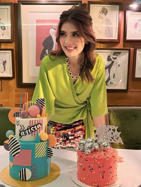 <p>Carissa Puteri baru saja merayakan ulang tahun ke-41 dengan menggelar makan bersama keluarga. Saat itu, ia pun tampil dengan pakaian dengan warna cerah. Dipadukan kalung emas dengan permata hijau.&nbsp; [@carissa_puteri]</p>
