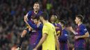 Gerard Pique larut dalam kegembiraan usai berhasil mencetak gol ke gawang Villareal pada laga lanjutan La Liga Spanyol yang berlangsung di stadion, Camp Nou, Spanyol, Senin (3/12). Barcelona menang 2-0 atas Villareal. (AFP/Lluis Gene)