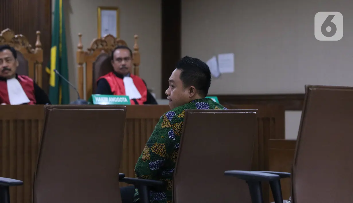 Asisten pribadi mantan Menpora Imam Nahrawi, Miftahul Ulum menjalani sidang dakwaan di Pengadilan Tipikor Jakarta, Kamis (30/1/2020). Miftahul didakwa menjadi perantara suap Rp 11,5 miliar dari mantan Sekjen KONI Ending Fuad Hamidy dan mantan Bendahara KONI Johnny E Awuy. (Liputan6.com/Angga Yuniar)