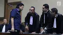 Advokat Lucas (kiri) bersama tim penasehat hukumnya saat sidang dakwaan di Pengadilan Tipikor, Jakarta, Rabu (7/11). Lucas didakwa menghalangi proses penyidikan KPK terhadap tersangka Eddy Sindoro. (Liputan6.com/Helmi Fithriansyah)