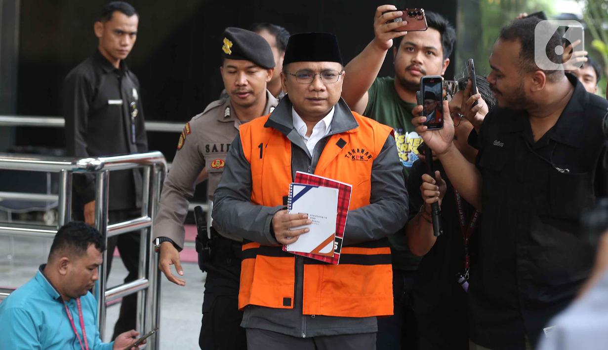 Mantan Menteri Agama, Yaqut Cholil Qoumas (Gus Yaqut - tengah), usai menjalani pemeriksaan lanjutan di Gedung Merah Putih Komisi Pemberantasan Korupsi (KPK), Jakarta, Selasa (2/6/2026). (Liputan6.com/Helmi Fithriansyah)