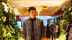 indra Bekti memang sudah lama punya model rambut poni. Potongan rambut berponinya dibuat tipis sehingga dapat dengan mudah disembunyikan dan dirapikan lagi. Gaya Indra bekti memang mirip salah satu aktor Money Heist Korea bernama Park Hae-soo. (Liputan6.com/IG/@indrabekti).