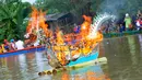 Masyarakat cina benteng merayakan upacara tahunan bernama festival Peh Cun di tepi sungai Cisadane, Kota Tangerang, Senin (2/6/14). (Liputan6.com/Faisal R Syam)