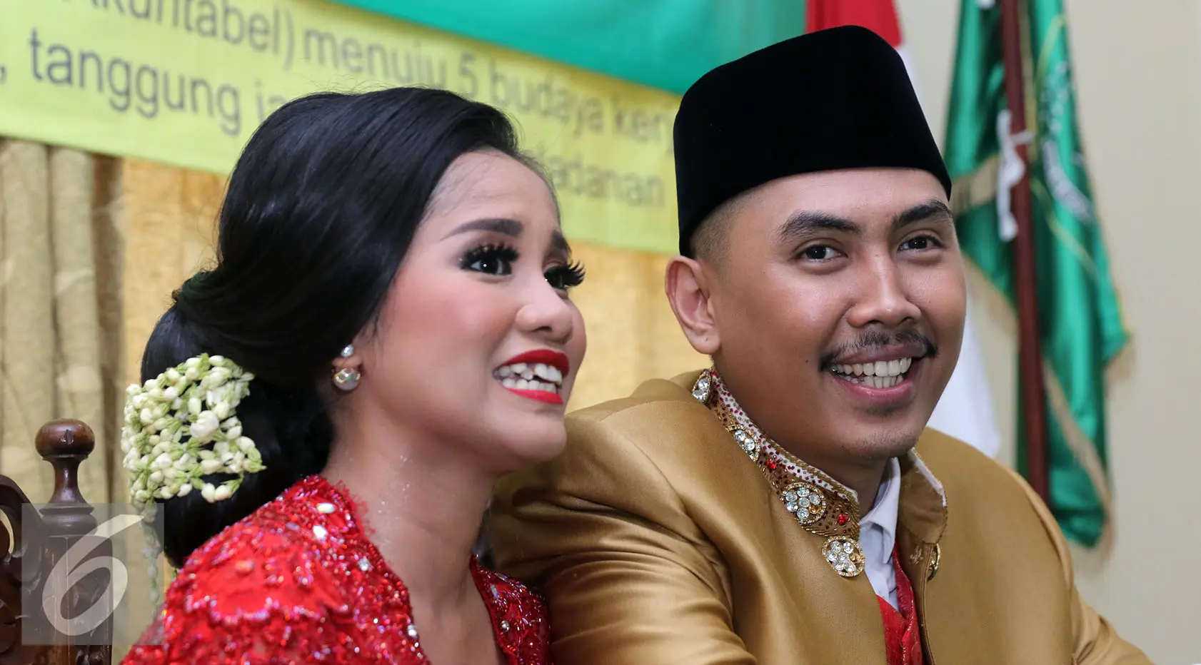 Chika Waode melepas status janda dengan melangsungkan pernikahan bersama Ajie Pujien di KUA Kecamatan Gambir, Jakarta Pusat, Rabu (11/5/2016). [Foto: Herman Zakharia/Liputan6.com]