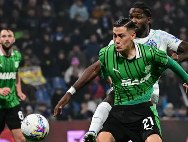 Pemain Sassuolo, Jay Idzes (depan) berebut bola dengan pemain Inter Milan, Marcus Thuram dalam laga lanjutan Liga Italia 2025/2026 di Mapei Stadium, Minggu (08/02/2026) waktu setempat. (AFP/Piero Cruciatti)