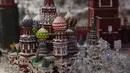 Miniatur Katedral St. Basil di Red Square di Moskow, dipamerkan saat acara Gulliver’s Gate di Times Square, New York City, Senin (10/4). Panitia berharap pameran ini mampu menyedot 1 juta pengunjung. (AFP PHOTO / TIMOTHY A)