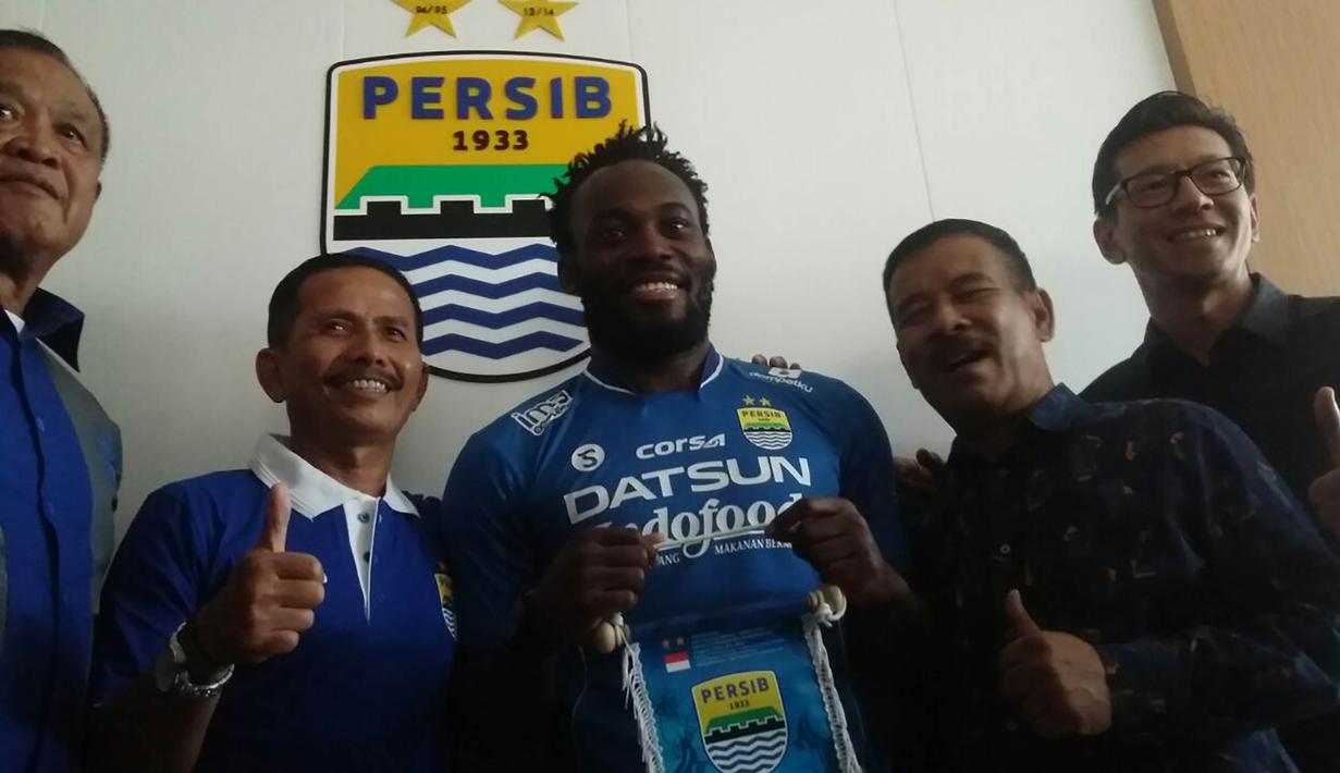 Gelandang anyar Persib Bandung, Michael Essien, diperkenalkan ke publik pada Selasa (14/3/2017). Pemain kelas dunia tersebut kini akan memulai petualangan baru bersama Maung Bandung. (Bola.com/Erwin Snaz)
