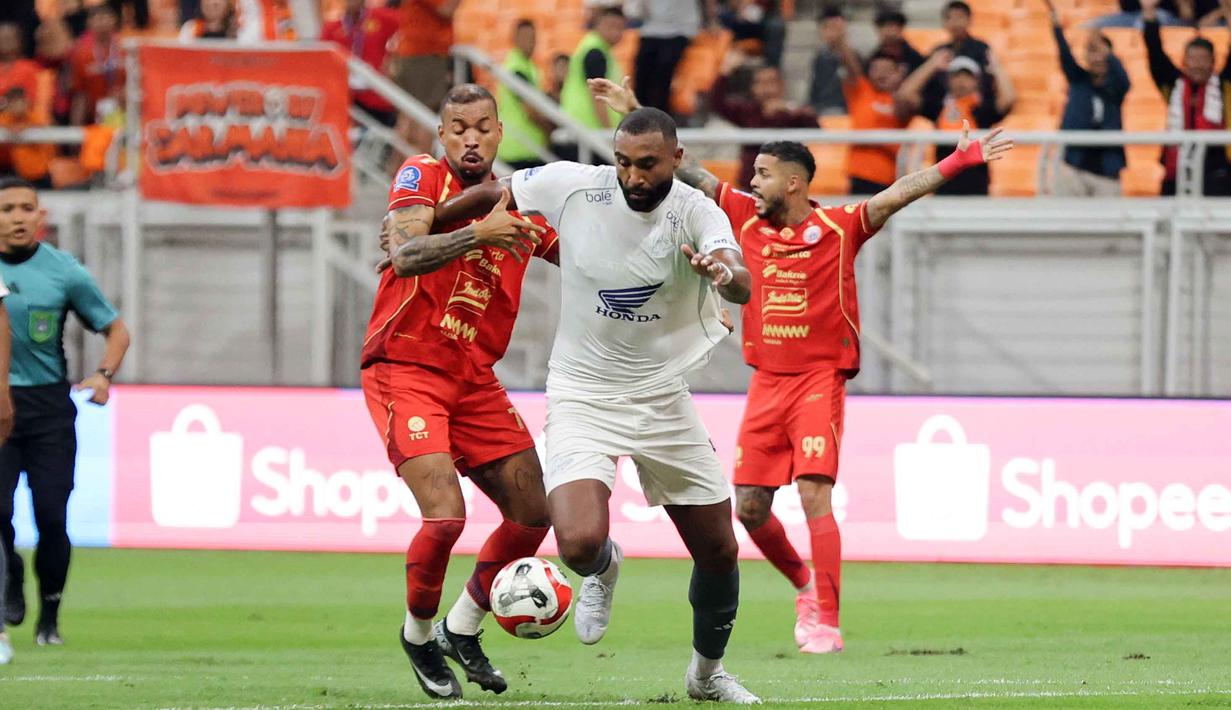 Skor imbang bertahan hingga akhir babak pertama. Tampak dalam foto, pemain Persija berebut bola dengan pemain PSM Makassar pada laga pekan ke-22 BRI Super League 2025/2026 di Jakarta International Stadium, Jumat (20/2/2026) malam WIB. (Bola.com/Abdul Aziz)