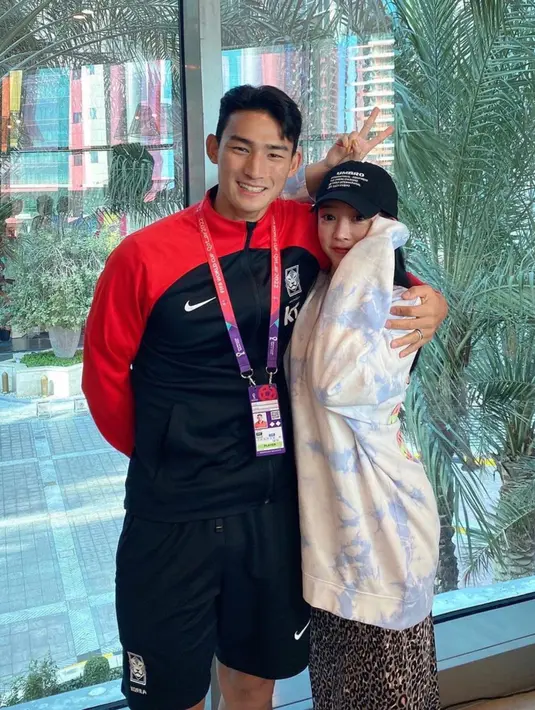 Potret mesra Soyeon dan Cho Yu-Min jelang Piala Dunia 2022 di Qatar. Soyeon baru saja menjadi istri sang bek timnas Korea Selatan tersebut pada November 2022. (Instagram/@melodysoyani)