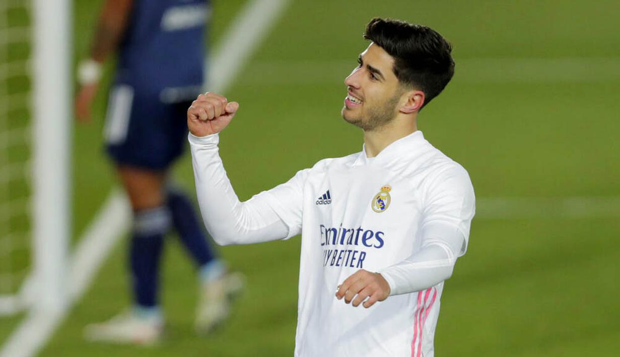 Gelandang Real Madrid, Marco Asensio, melakukan selebrasi usai mencetak gol ke gawang Celta Vigo pada laga Liga Spanyol di Stadion Alfredo Di Stefano, Sabtu (2/1/2021). Real Madrid menang dengan skor 2-0. (AP/Manu Fernandez)