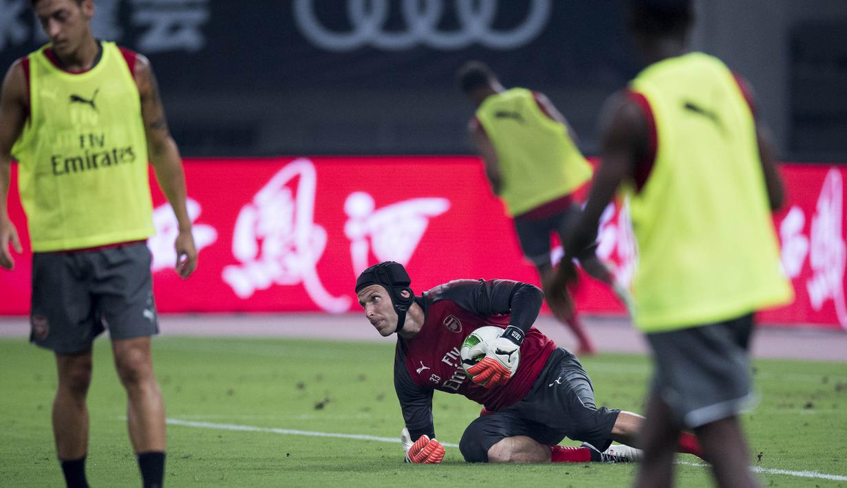 Kiper Arsenal, mengamankan bola saat berlatih di Shanghai, Selasa (18/7/2017). Arsenal akan menghadapi Bayern Munchen pada laga International Champions Cup. (AFP/Johannes Eisele)