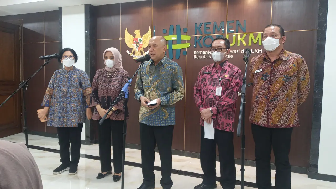 Menteri Koperasi dan UKM Teten Masduki menargetkan ada 1 juta tambahan wirausaha baru dalam 2 tahun kedepan. Artinya, target itu harus bisa dicapai pada 2024 mendatang.